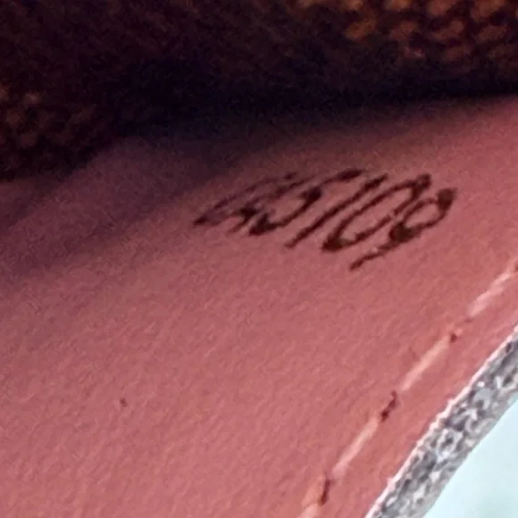 Louis Vuitton Sarah Wallet - Picture 7 of 8